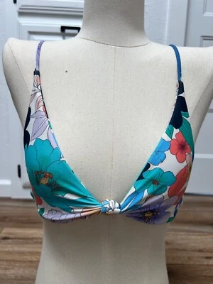Top de bikini O'Neill Juniors Abbie Floral Pismo talla S precio de venta sugerido por el fabricante $45 Foto 1 de 4