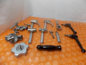 LOTE de 13 O.R. Abrazaderas de mesa quirúrgicas y accesorios de montaje en riel lateral (LAM-2685) - Imagen 1 de 9