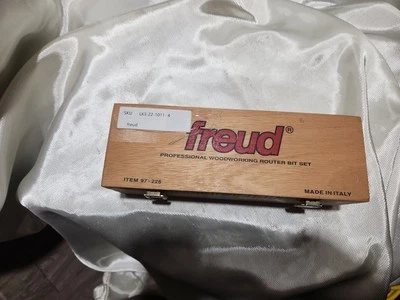 FREUD 97-102 RAISED PANEL ROUTER BIT 3 PIECE SET IN WOOD BOX - Image 1 of 4