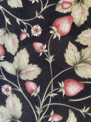 America Cotton Strawberry de Maywood Studio 44" x 40” 850 Foto 1 de 4