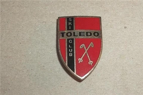 RARE VINTAGE TOLEDO OHIO SKI CLUB ENAMELED BRASS SHIELD PIN ~ UNIVERSITY SKIING Cover