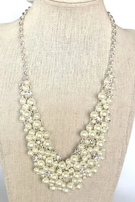Collar babero Charter Club 18" tono plateado con diamantes de imitación de perlas Foto 1 de 3