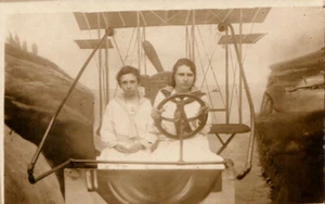 DE COLECCIÓN RPPC NIÑAS VESTIDOS DE MARINERO ESTUDIO FOTOGRÁFICO TURÍSTICO UTILERÍA BIPLANO WRIGHT VOLANTE - Imagen 1 de 2