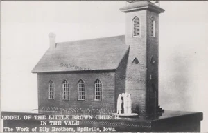 Spillville, IA: RPPC Bily Modelo de Little Brown Church Iowa Foto Real Postal - Imagen 1 de 2