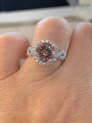 Anillo de compromiso para mujer con halo de morganita creado en laboratorio de corte redondo de 2 quilates enchapado en blanco de 14 k Foto 1 de 4