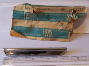 Pontiac 1971-76 RH Rear Door Molding NOS 9837444 - Picture 1 of 3