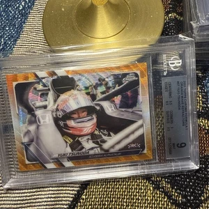 Topps 2021 cromo Fórmula 1 F1 YUKI TSUNODA refractor de onda naranja/25 radiocontrol BGS 9 - Imagen 1 de 4