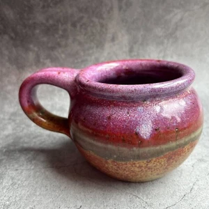 Taza de cerámica artística esmalte por goteo tono púrpura firmada GW - Imagen 1 de 9