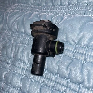 VOLVO V40 / S40 FUEL PRESSURE REGULATOR  (Genuine OEM) - Picture 1 of 2