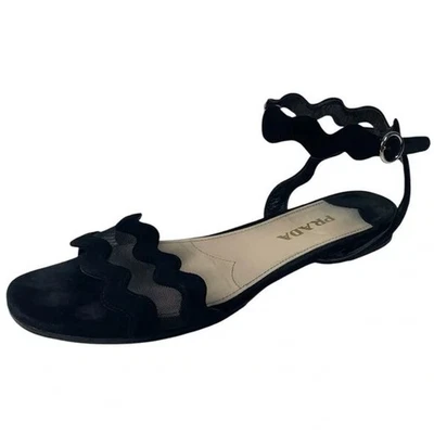 Sandálias Prada de couro preto camurça malha recortada alça ondulada 38,5 EUA 8,5 sem salto - Imagem 1 de 4