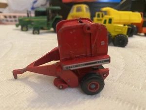 International 2400 Round Baler - Picture 1 of 7