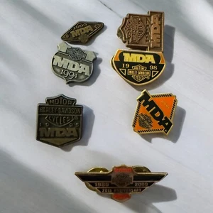 Konvolut 7 Vintage Harley Davidson MDA Pins 1993 1994 1995 1997 1998 1999 2000 - Bild 1 von 6