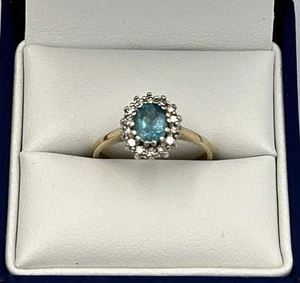Lovely 9ct Gold Blue Topaz & Diamond Cluster Ring. Size L. London 1987 - Picture 1 of 10