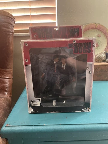 MEZCO Reservoir Dogs Mr. Orange & Mr. White Figures 2-Pack Scene Box Set DAMAGED Cover