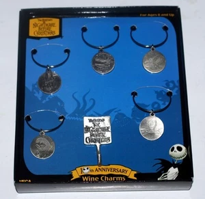 Nightmare Before Christmas 10. Jahrestag Zinn WEINFLASCHE CHARM SET Neu - Bild 1 von 1