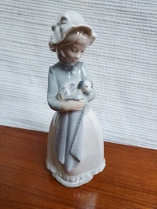 Lladro Nao #241 Girl Holding Puppy in Blanket Collectible Porcelain Figurine 10" - Picture 1 of 4
