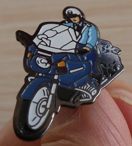 PIN'S MOTO POLICE GENDARMERIE MILITAIRE MOTARD BRIGADE MOBILE - Foto 1 di 3