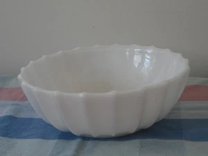 Vintage 9" White Milk Glass Serving Bowl Ribbed Scalloped Ridged Bottom Flower - Picture 1 of 4