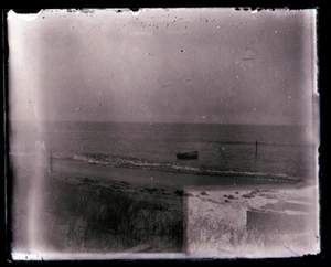 LATE 1800s EARLY 1900s GLASS NEGATIVE, SHORE SCENE WITH BOAT - Picture 1 of 2