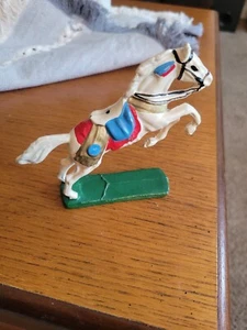 Cavallo da salto vintage Krolyn 1006. Cavaliere mancante. Realizzato in metallo - Foto 1 di 7