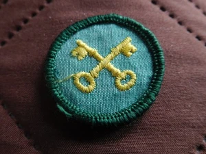 EL GIRL SCOUT HOUSEKEEPER PROFICIENCY BADGE GSUSA INSIGNIA GSA PATCH RE GAUZE BK - Picture 1 of 2