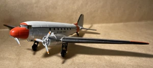 Avión militar estadounidense DC-3 USAF nuevo modelo fundido a presión Ray Sky Pilot - Imagen 1 de 9
