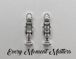 10 x Tibetan Silver TOY SOLDIER GUARD NUTCRACKER BUCKINGHAM PALACE 3D 27mm Charm - Picture 1 of 3