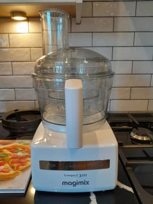 Magimix Compact CS3200 Food Processor & Chopper with 3 bowls: 2.6L, 2.2L, 1.2L - Image 1 of 4