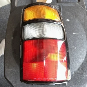 2003-2006 GMC YUKON/CHEVY SUBURBAN/TAHOE right 525 REAR TAIL LIGHT P/N 16525376 - Picture 1 of 4