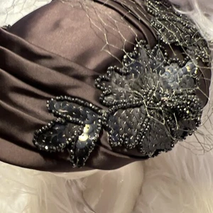 Cappello Schiaparelli Vintage Nero Satina Paillettes Made In France Velo Originale - Foto 1 di 9