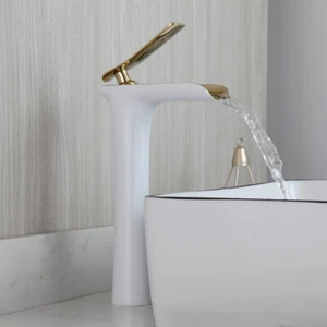 Grifo mezclador cascada montado en cubierta para lavabo de pintura blanca y oro para baño - Imagen 1 de 9