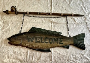 Holz geschnitzt Willkommen See Fisch Angelrute Volk Wandkunst künstliche gealterte Farbe 28,5 Zoll - Bild 1 von 14