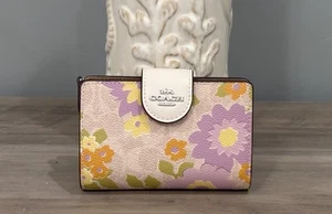 Coach Medium Eck-Reißverschluss Geldbörse aus charakteristischem Canvas Blumendruck Sand Multi CBO30 - Bild 1 von 12