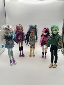 BUNDLE 5 - Monster High Dolls Assorted Figures Toy Bundle - Picture 1 of 22