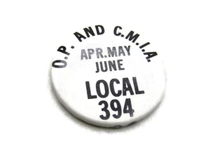 O.P. Y C.M.I.A. Pin Unión Local 394 letras negras fondo blanco - Imagen 1 de 4