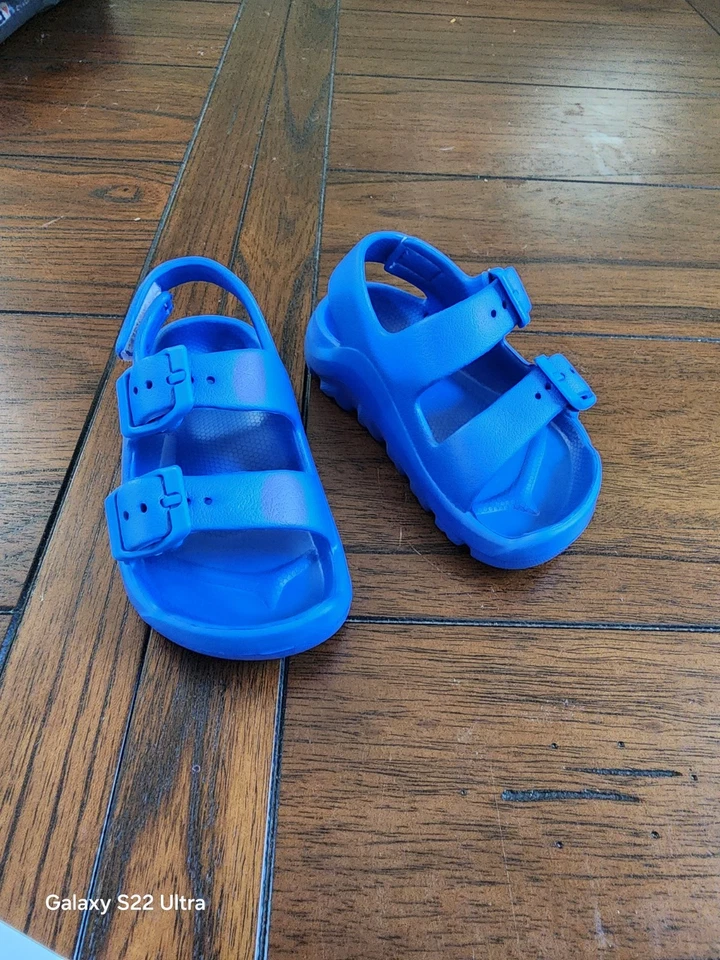 Sandalias de agua con hebilla ajustable para niños pequeños talla 5 nuevas  Foto 1 de 4