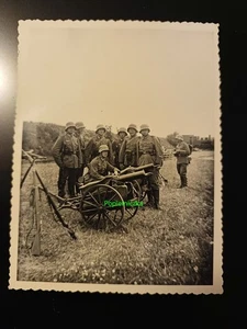 Deutsche Wehrmacht, Soldatengruppe mit zwei Geschützen, Altes Foto 1935 - Bild 1 von 2