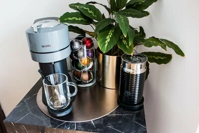 Nespresso Vertuo Next, dunkelgrau, wie neu + 2 original Tassen + Karaffe, OVP - Bild 1 von 4