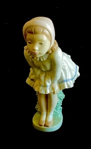 Figura NAO by Lladro Peek-A-Boo o niña con manos en las rodillas - Imagen 1 de 6