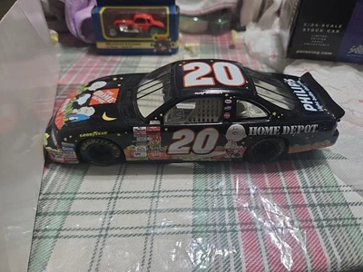 Tony Stewart #20 Home Depot Grand Prix Peanuts Boo escala 1/24 diecast 2002 Foto 1 de 2