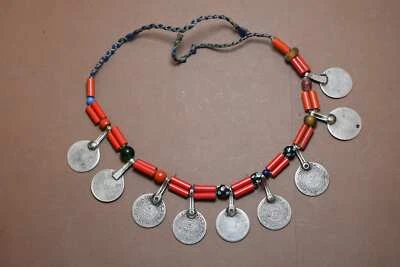 collier berbère en verre ancienne subsaharienne avec des vieilles pièces - image 1 of 4