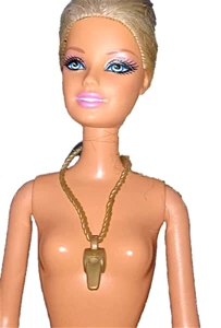 B494 - BARBIE COOL CAREER 1996 fischietto collana miniatura oro - Foto 1 di 3