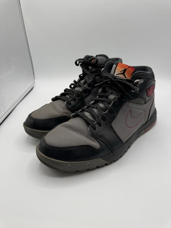 Nike Air Jordan Trek 1 Hombres Talla 9 Retro Alto Gris Rojo 616344-004 2013 Negro Foto 1 de 4