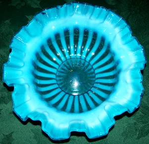 Precioso cuenco de 10,5" forrado opalescente azul Fenton raro e inusual borde con volantes - Imagen 1 de 2