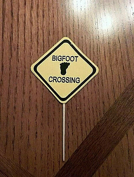 ¡Lote de 12 adornos para cupcakes Bigfoot Crossing Sign! Foto 1 de 1