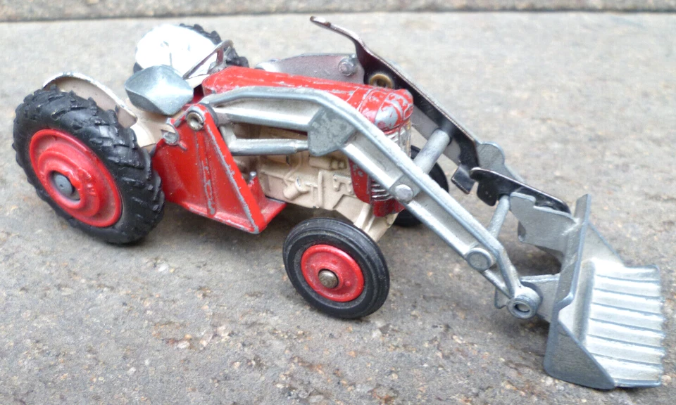 CORGI TOYS TRATTORE SCAVATORE - Immagine 1 di 4