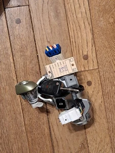 2010 KIA SOUL A/T IGNITION SWITCH WITH KEY & DOOR LOCK OEM SET  - Picture 1 of 2