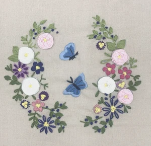 Blume und Schmetterling bestickt quadratisch 10 x 10 ungerahmt antik creme Stoff - Bild 1 von 5