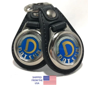 Retro "D" Key Fob Key Ring Keychain Compatible with Datsun 1200 (2-Pack) - Foto 1 di 4