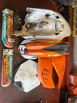 Protetores de para-lama dianteiro e traseiro, spoiler, placa de matrícula e garfo 2009 KTM 65SX - Imagem 1 de 4